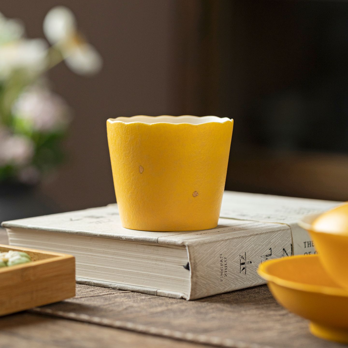 Handmade Ceramic Mug - 手作りのレモンイエローゴールド斑点セラミックフレアカップコーヒーマグ ホームオフィス用ドリンクカップ ギフトボックスセット